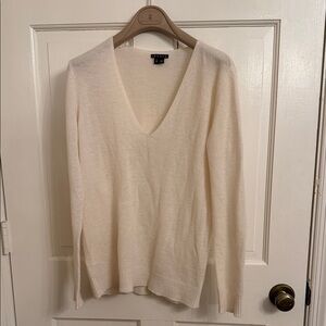 Theory Elegant Cream V-Neck Sweater size Small